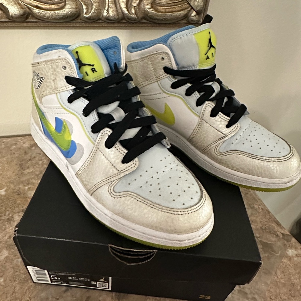 Great condition. Air Jordan 1 (mid)